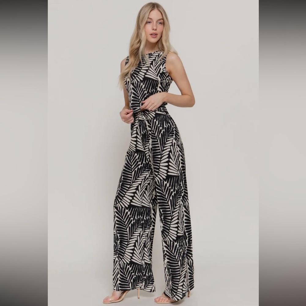Black - Palm Printed Top and Pants Set - Picture 2 of 5